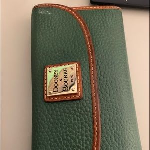 Dooney and Bourke green wallet. Used condition.